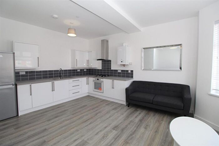 2 Bedroom Flat To Rent In Caerphilly Road, Birchgrove, Cardiff, CF14