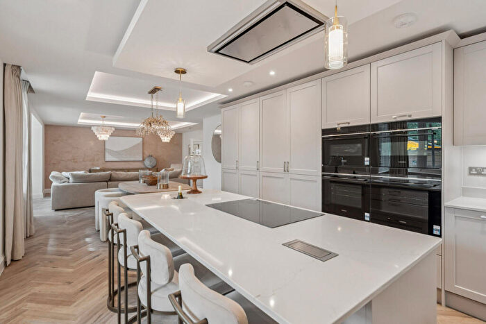 2 Bedroom Apartment For Sale In Shalford Lodge, Kingston Hill, KT2