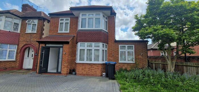 3 Bedroom Detached House To Rent In Willow Road, Enfield, EN1