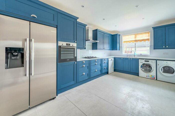 3 Bedroom Detached House To Rent In Oxgate Gardens, Gladstone Park, London, NW2