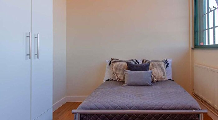 1 Bedroom Flat To Rent In Russell Street, Nottingham, NG7