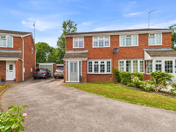 3 Bedroom Semi-Detached House For Sale In Dove Close, Buckingham, MK18