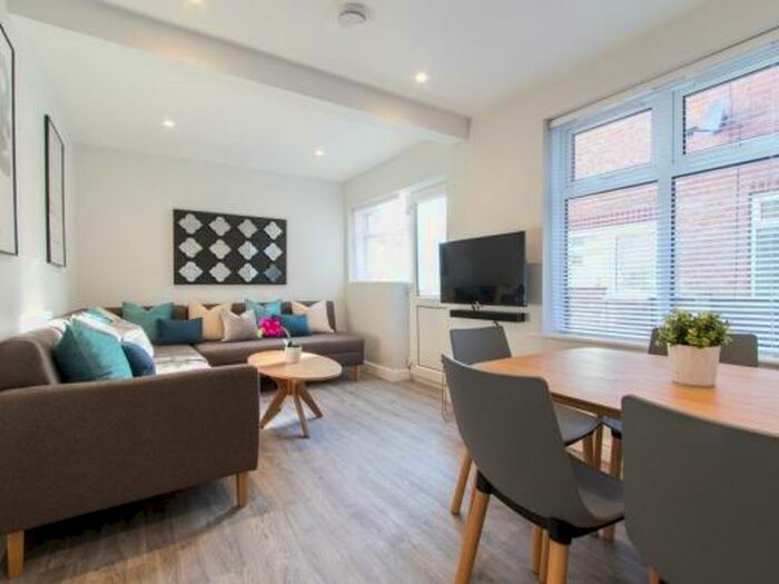 6 Bedroom Terraced House To Rent In Kingswood Road, Manchester, M14