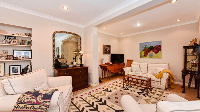 2 Bedroom Mews To Rent In Hollywood Mews, London, SW10