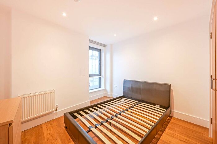 2 Bedroom Flat To Rent In Parkview Apartments, Poplar, London, E14