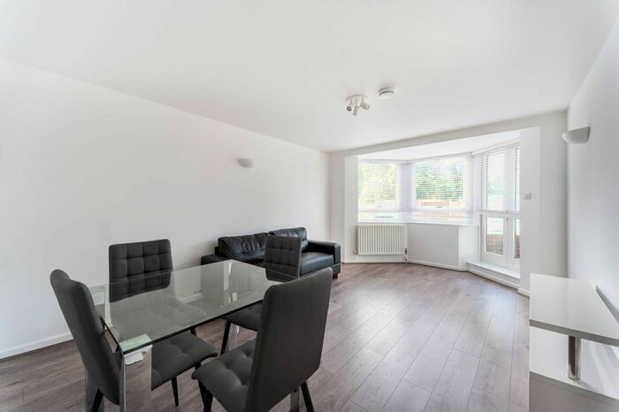 2 Bedroom Flat To Rent In Kew Bridge Court, London, Chiswick, London, W4