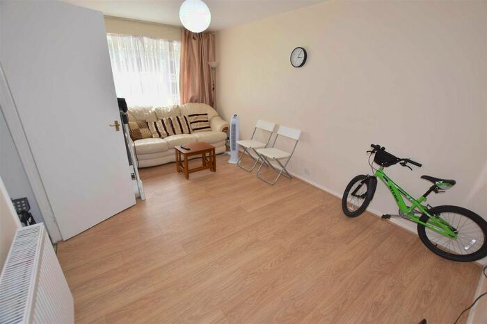 1 Bedroom Flat To Rent In Larch Close, London, N11