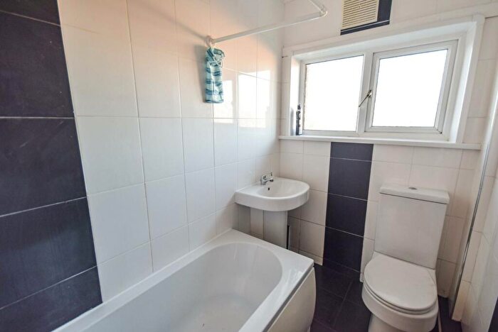 2 Bedroom Flat To Rent In Thornacre Road, Shipley, BD18