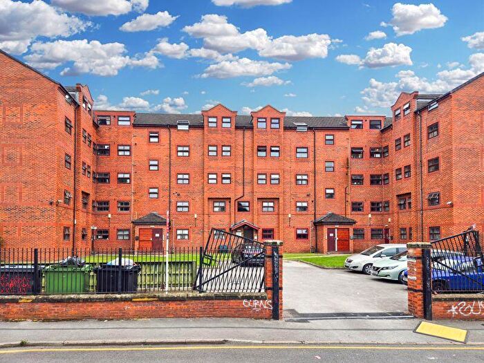 3 Bedroom Flat For Sale In Kelso Heights, Leeds, LS3