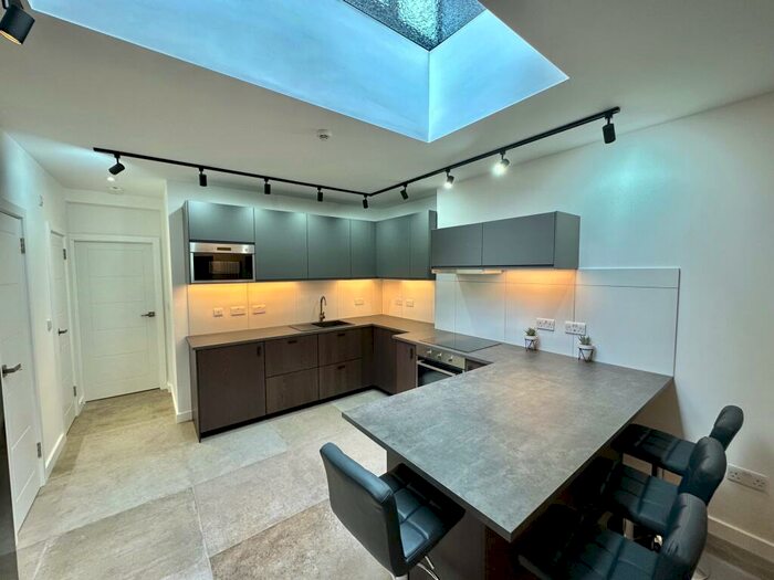 4 Bedroom House To Rent In St. Andrews Road, Huddersfield, HD1