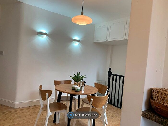 3 Bedroom Flat To Rent In Revelstoke Road, London, SW18