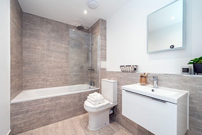 1 Bedroom Flat To Rent In Lakeside Close, Staines Upon Thames, TW18