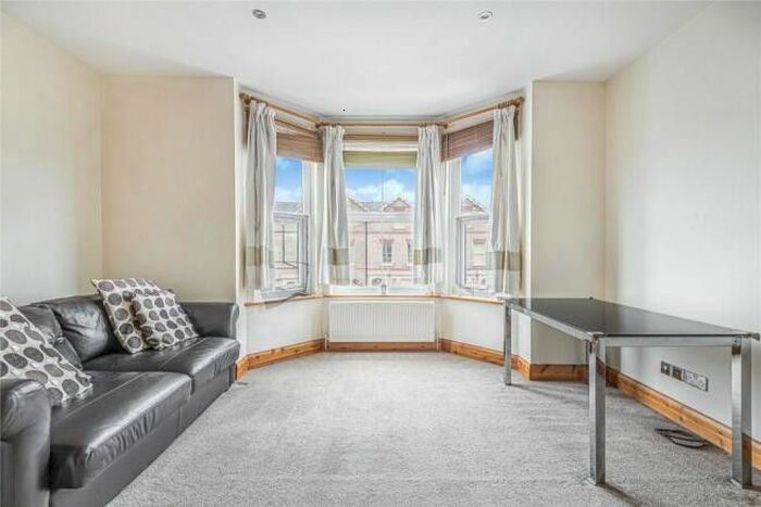 1 Bedroom Flat To Rent In Parkhurst Road, Friern Barnet, London, N11