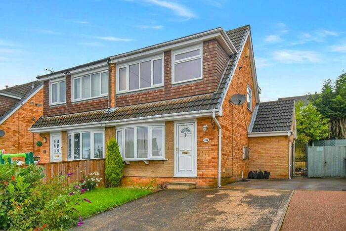 3 Bedroom Semi-Detached House To Rent In Thornlea Close, Yeadon, Leeds, LS19