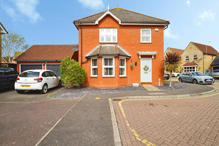 3 Bedroom Detached House For Sale In Spindle Beams, Rochford, SS4