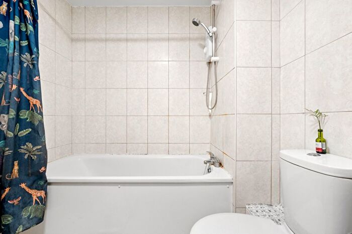 1 Bedroom Flat To Rent In Lowry Court, Stubbs Drive, SE16