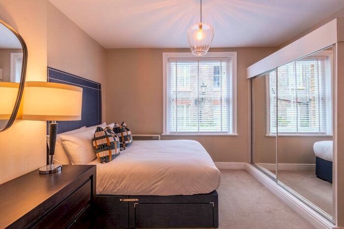 Town House To Rent In Nottingham Place, London, W1U