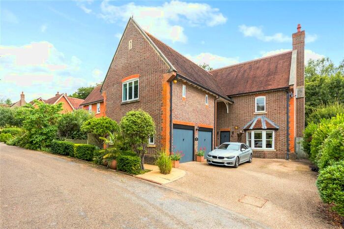 4 Bedroom Detached House For Sale In Hazel Grove, Kingwood, Henley-on-Thames, Oxfordshire, RG9