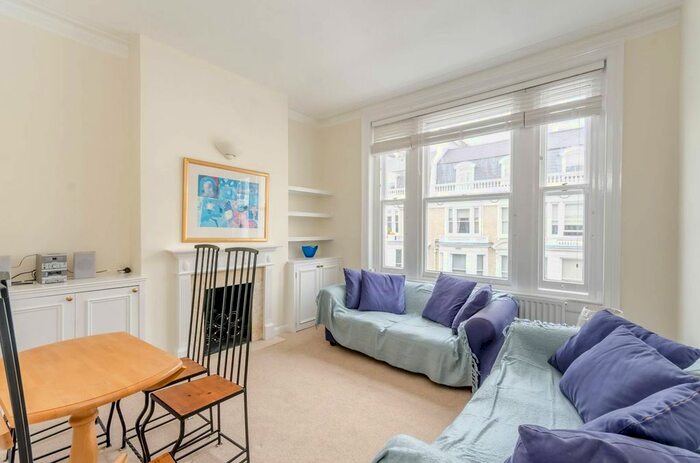 2 Bedroom Flat To Rent In Stafford Terrace, Kensington, London, W8