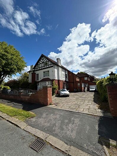 3 Bedroom Flat To Rent In C Greenhead Road, West Park, Leeds, ., LS16