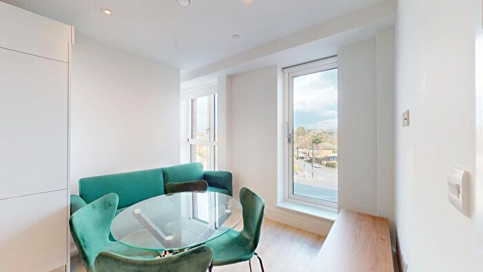 2 Bedroom Flat To Rent In Beverley Way, New Malden, SW20