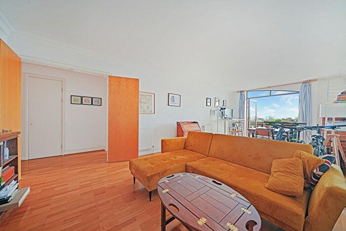 1 Bedroom Flat To Rent In Swan Court, Star Place, E1W