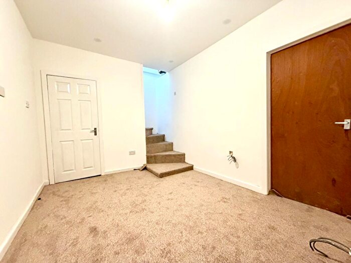 3 Bedroom Apartment To Rent In Wakefield Road, Bradford, BD4