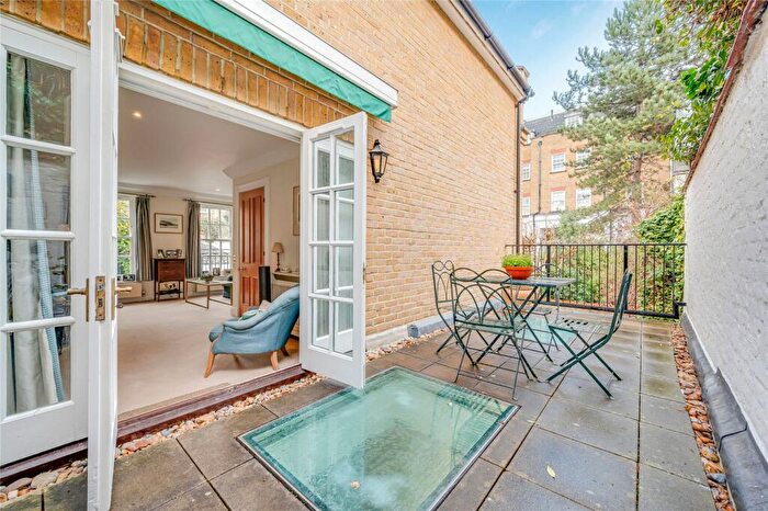 3 Bedroom End Of Terrace House For Sale In Farrier Walk, Chelsea, London, SW10