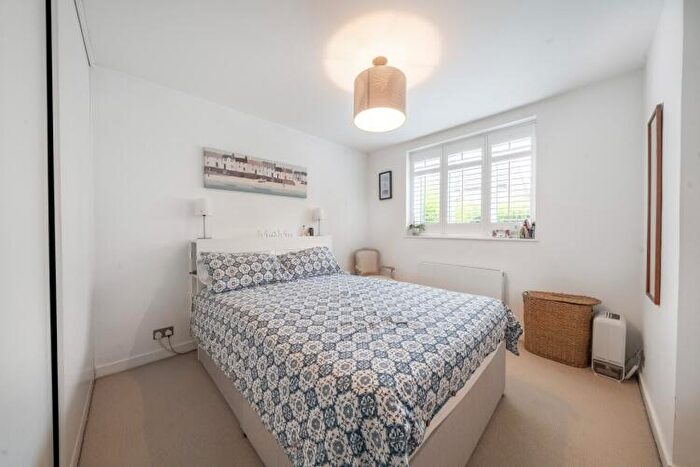 2 Bedroom Flat To Rent In Devereux Road London, SW11