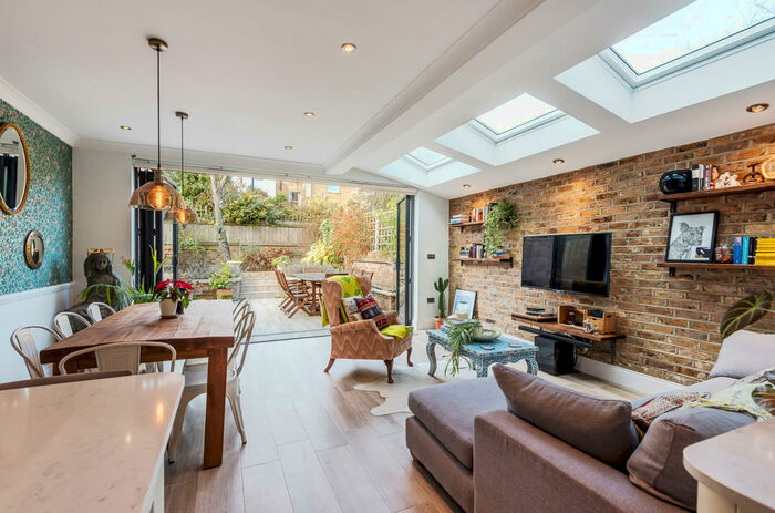 2 Bedroom Flat To Rent In Lorne Road, N4