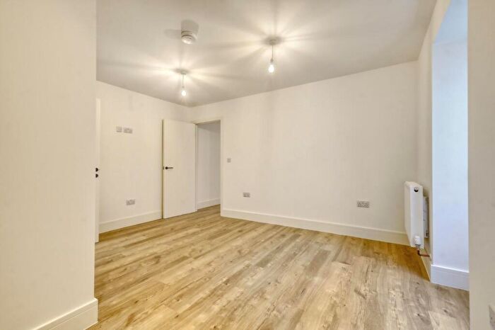 2 Bedroom Apartment To Rent In - Westcliff Avenue, Westcliff-on-Sea, SS0