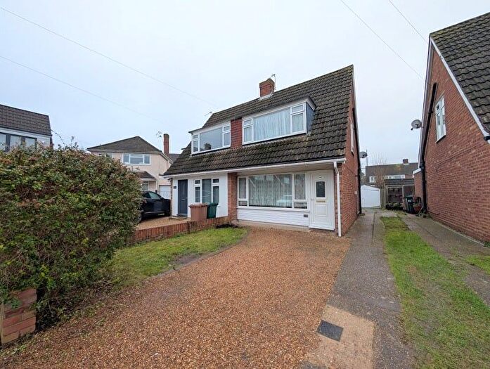 2 Bedroom Semi-Detached House To Rent In The Glade, Staines, TW18