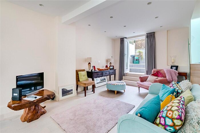 3 Bedroom Terraced House To Rent In St Peters Street, Angel, N1