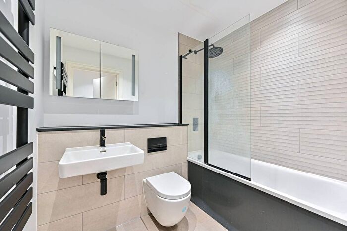 2 Bedroom Flat To Rent In Mitcham Lane, Streatham Park, London, SW16