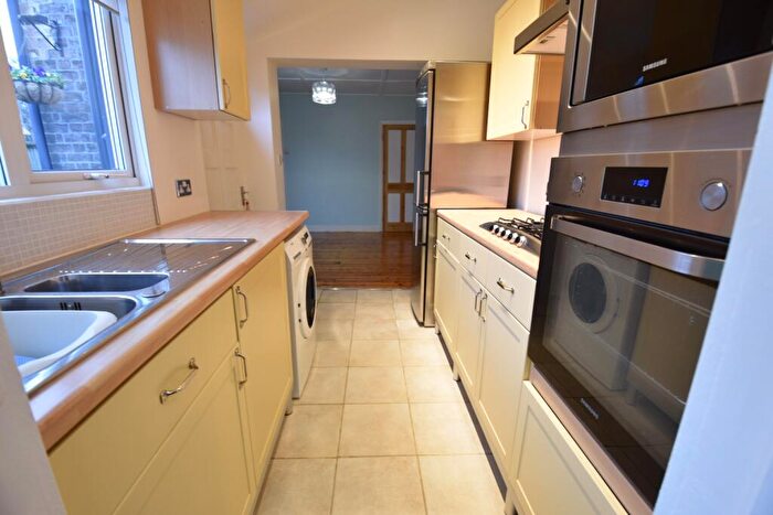 3 Bedroom End Of Terrace House For Sale In Old Bedford Road, Luton, Bedfordshire, LU2