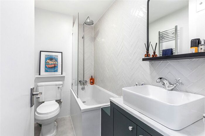 2 Bedroom Flat For Sale In Durley Road, London, N16
