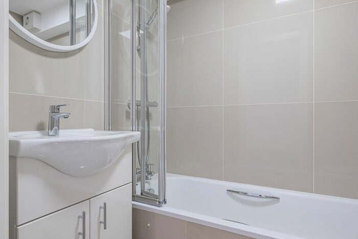 2 Bedroom Flat To Rent In Brondesbury Road, London, NW6