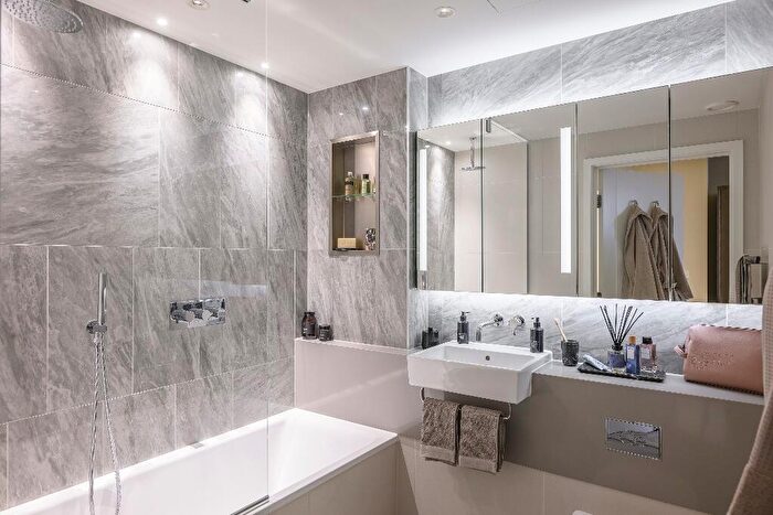 2 Bedroom Apartment For Sale In South Quay Plaza, Canary Wharf, London, E14