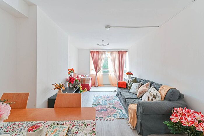 3 Bedroom Maisonette For Sale In Robsart Street, Brixton, London, SW9