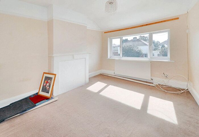 1 Bedroom Flat To Rent In Molesey Road, Hersham, Surrey, KT12