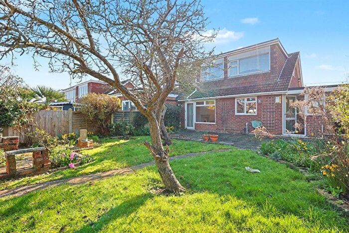 3 Bedroom Chalet For Sale In Lower Road, Hullbridge, SS5