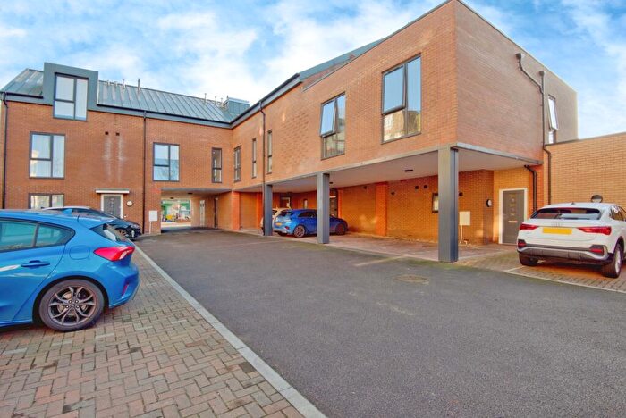 2 Bedroom Flat For Sale In Grosvenor Road, Westcliff-on-Sea, Essex, SS0