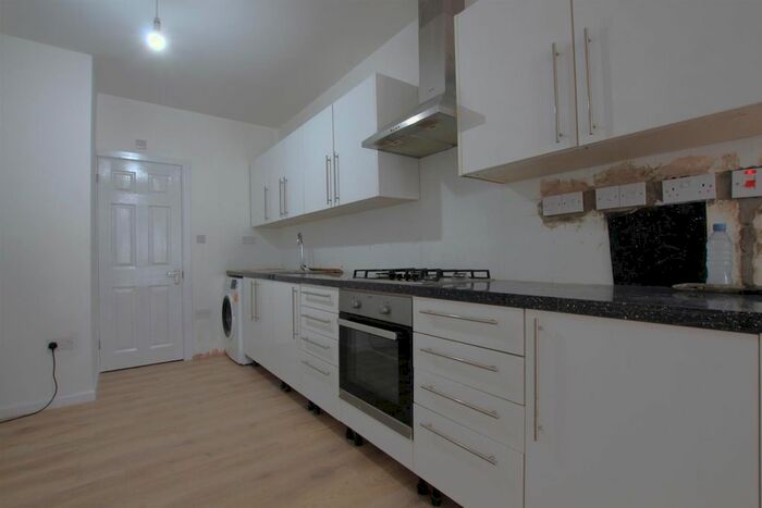 2 Bedroom End Of Terrace House To Rent In Cranford Lane, Hounslow, TW5