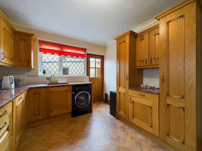 2 Bedroom Chalet For Sale In Kents Hill Road, Benfleet, SS7