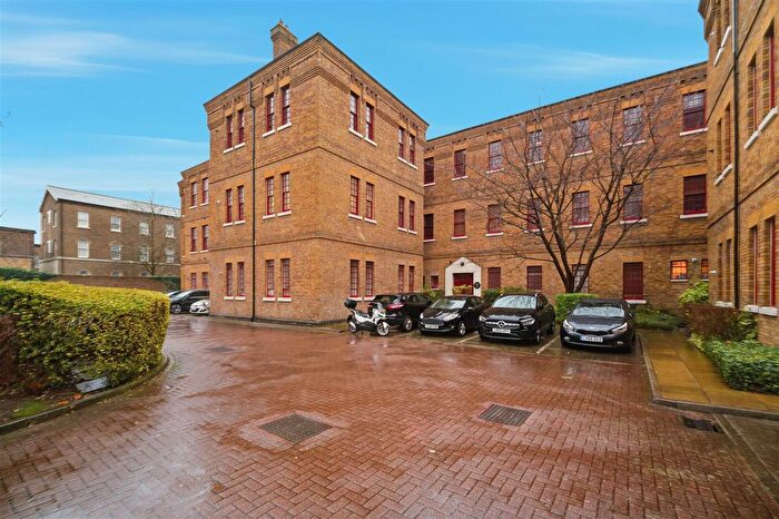 1 Bedroom Flat For Sale In Osterley Gardens, Chevy Road, Hanwell Borders, UB2