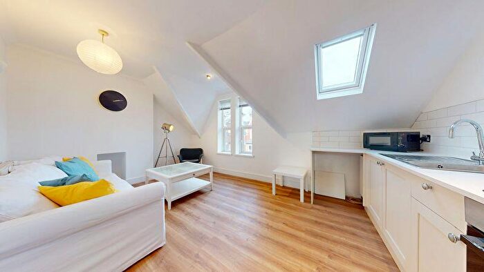 3 Bedroom Flat To Rent In Connaught Road, Cardiff, CF24