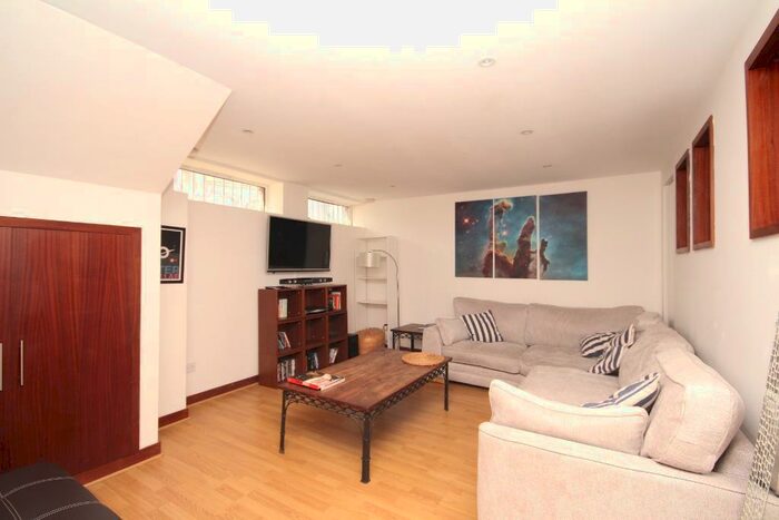 2 Bedroom Maisonette To Rent In Boleyn Road, Stoke Newington, London, N16