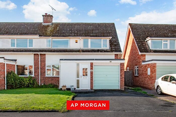 3 Bedroom Semi-Detached House For Sale In Shrawley Road, Fernhill Heath, Worcester, Worcestershire, WR3