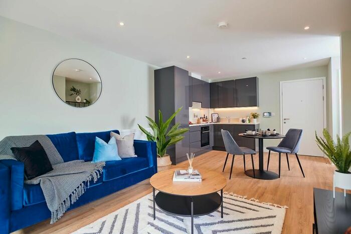 1 Bedroom Flat To Rent In North Row, Milton Keynes, Buckinghamshire, MK9