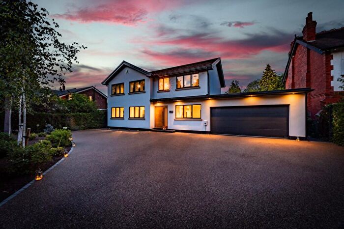 4 Bedroom Detached House For Sale In Frewland Avenue, Stockport, SK3